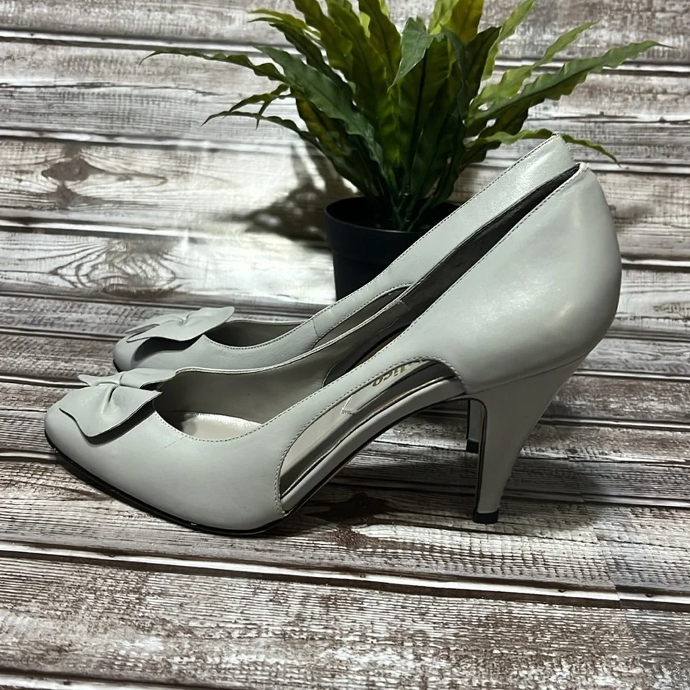 Calico Women's Gray Heels with Bow Detail and side cut out. Size 7.5